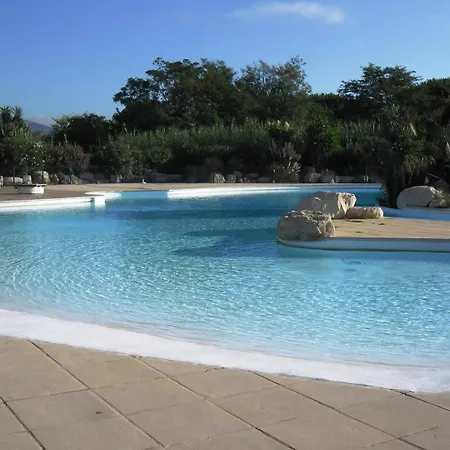 Gasdon - Golfe De St-tropez - - Dans Avec Piscine Bord De
