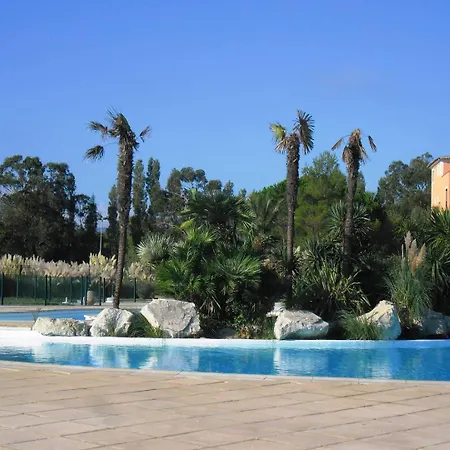 Gasdon - Golfe De St-tropez - - Dans Avec Piscine Bord De *