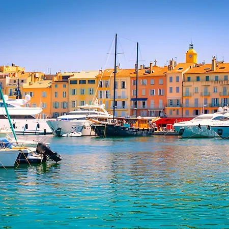 Gasdon - Golfe De St-tropez - - Dans Avec Piscine Bord De Gassin